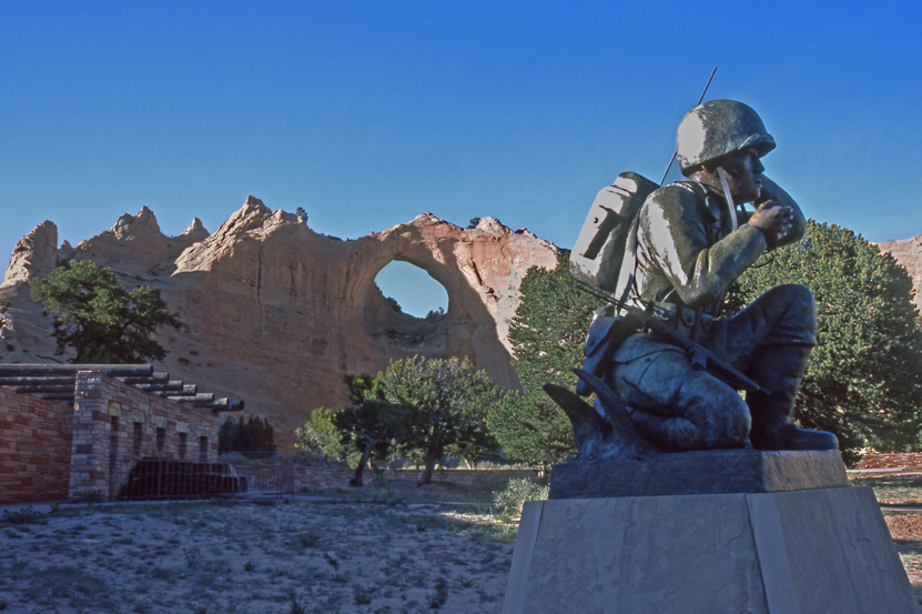 Window Rock, Code Talkers Monument
Deuxième Guerre Mondiale: des Navajos ont eu l'idée de communiquer dans leur langue, les Japonais n'ont jamais pu déchiffrer le code. Par la suite, plusieurs centaines de Navajos ont été recrutés dans les communications.
Keywords: Window Rock;Navajo Nation;code talkers