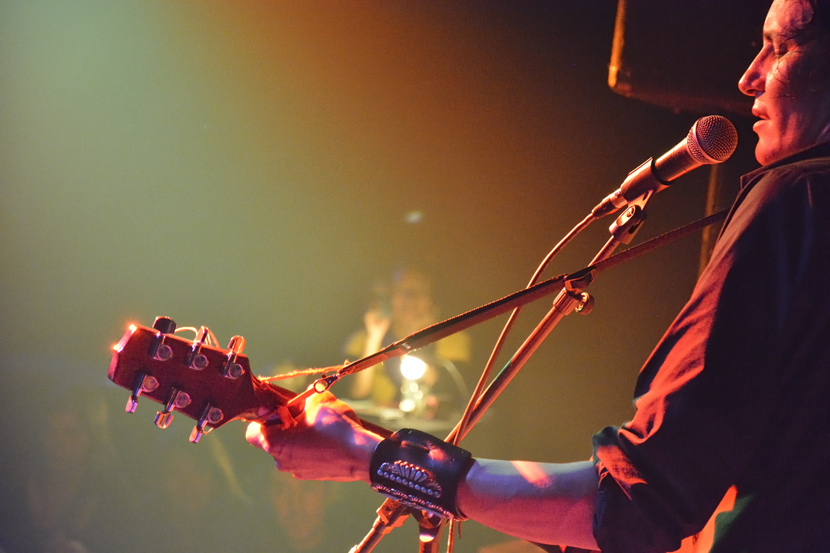 Nantes, Bitche, 18 octobre 2013
Voir vidéos:
https://chrisp.lautre.net/videosKleeSongs.html#KLEEsongs
Keywords: Klee benally;Klee Benally en France;Klee Benally à Nantes;bitche Nantes;©photo Christine Prat