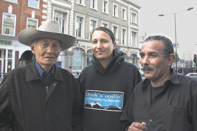 In London
With his father Jones and Hassan from Tinariwen
Keywords: Klee Benally;Jones Benally;Eyadu;Hassan;Tinariwen;Blackfire;klee benally;Christine Prat photos;©Christine Prat