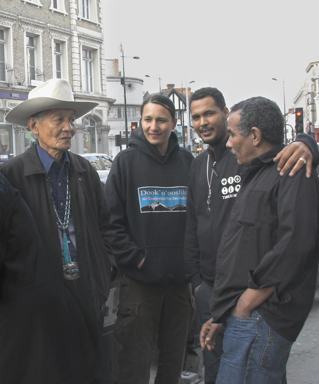 In London
With his father Jones and Hassan and Eyadu from Tinariwen
Keywords: Klee Benally;Jones Benally;Eyadu;Hassan;Tinariwen;Blackfire;klee benally;Christine Prat photos;©Christine Prat