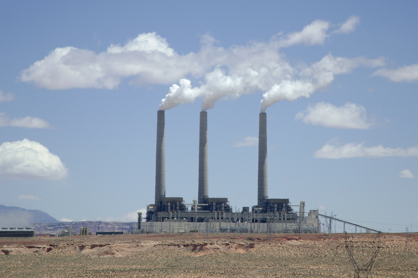Navajo Generating Station, near Page, AZ
Ça s'appelle 'Centrale Navajo', mais c'est juste à côté de la Réserve et ne profite absolument pas aux Navajos de la région, qui n'ont généralement pas l'électricité
