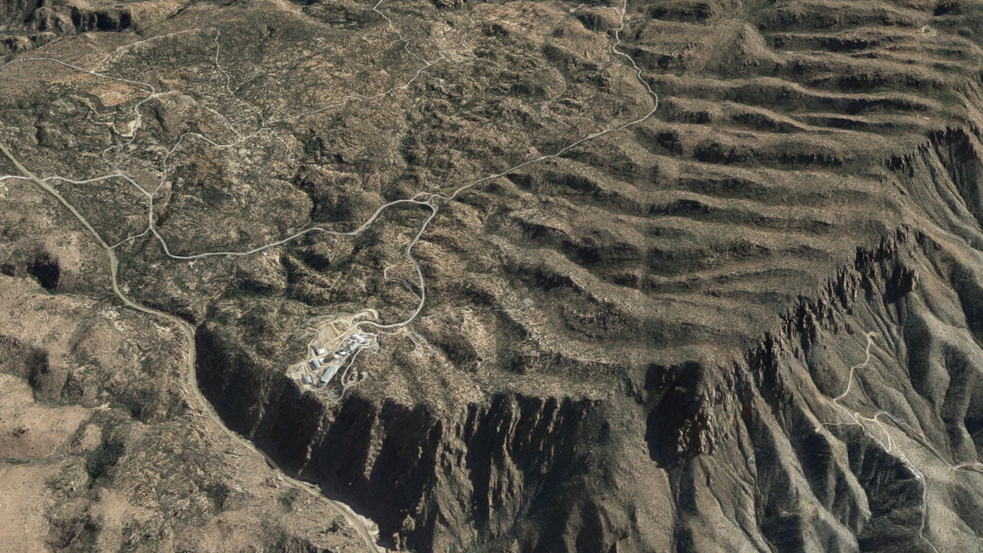 Vue aérienne des lieus où Resolution Copper est installée
Les photos d'Apache Leap ont été prises au pied de la falaise. Le chantier n'est pas visible d'en bas.
