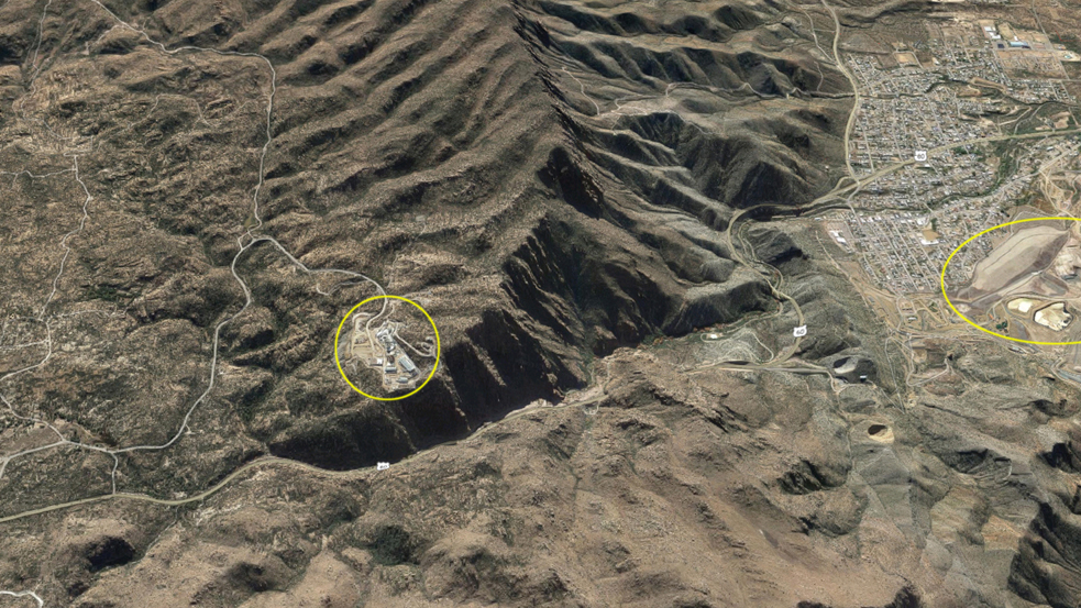 Vue aérienne des lieus où Resolution Copper est installée
Les photos d'Apache Leap ont été prises au pied de la falaise. Le chantier n'est pas visible d'en bas.
