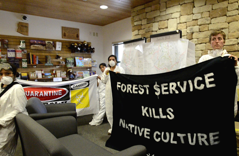 Sept. 2012, Flagstaff, siège local du Service des Forêts
Des membres de Protect the Peaks et des habitants concernés manifestent et remettent une lettre destinée au ministre Tom Vilsack
