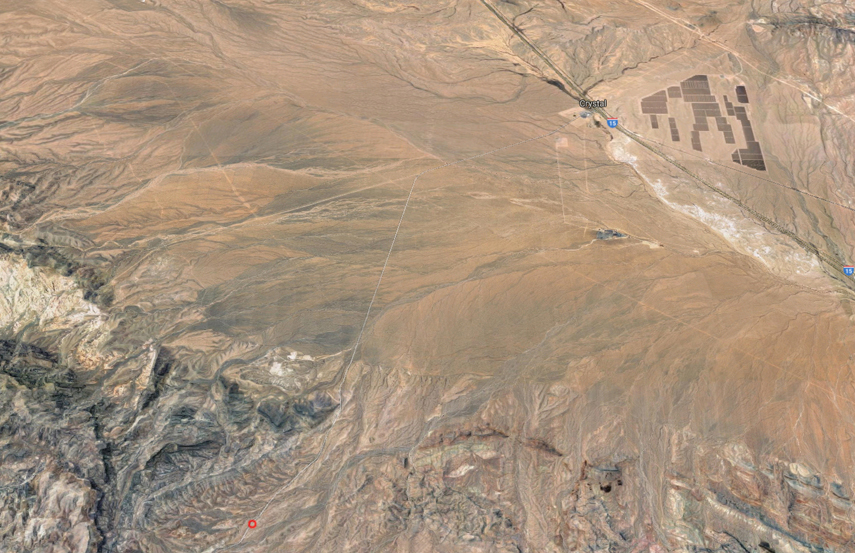 Nevada, panneaux solaires installés par Ian Zabarte, Principal Man des Shoshone de l'ouest
Dans le cercle rouge, lieu d'où a été prise la photo précédente
Keywords: ian zabarte;panneaux solaires ian zabarte;ian zabarte shoshone nevada