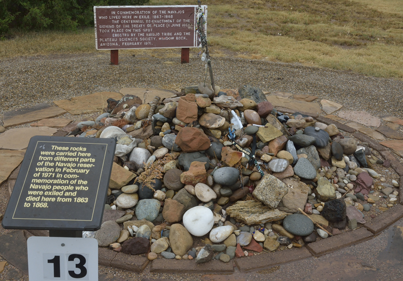 Commémoration
Cailloux apportés de toutes les régions de la Nation Navajo
Keywords: hwéeldi;Fort Sumner;Bosque Redondo;Longue Marche des Navajo;photo Christine Prat;christine prat photography