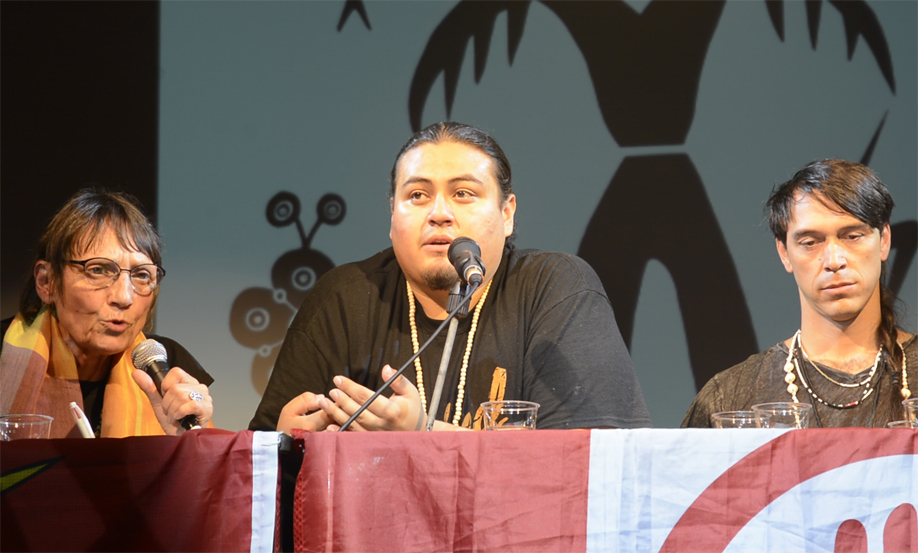 37e Journée de Solidarité, 14 octobre 2017
Edith Patrouilleau (CSIA), Nataanii Means, artiste Hip Hop et militant diné/navajo, omaha et sioux oglala lakota ayant participé à la résistance #NoDAPL, Cannupa Hanska Luger
