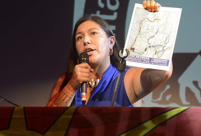 37e Journée de Solidarité, 14 octobre 2017
Kanahus Manuel, montrant une carte du territoire Secwepemc
