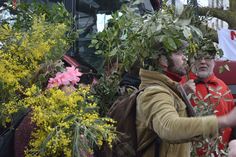 Manif 22-2-2014
... avec des fleurs ...
